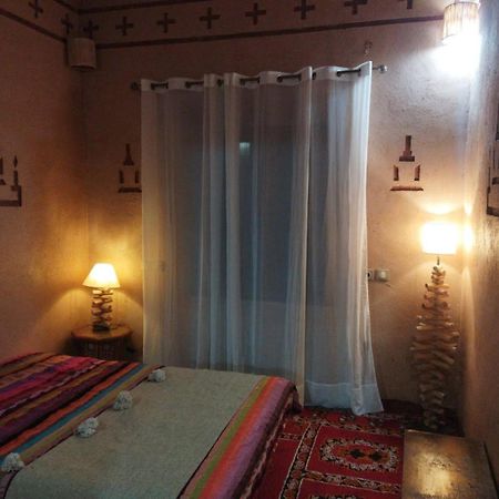 Maison D'Hotes Izza Kelaat-M'Gouna ภายนอก รูปภาพ